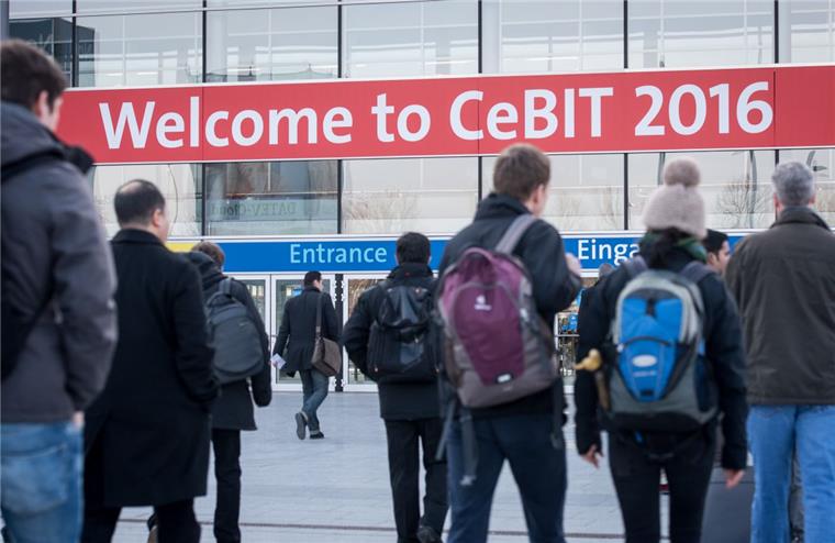 Die CeBIT startet in Hannover Auf der CeBIT in Hannover treffen sich 3300 Aussteller aus der IT-Branche.