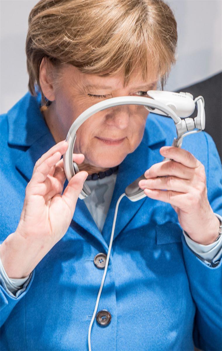 Angela Merkel besucht die CeBIT Auf der CeBIT probierte Angela Merkel am Stand von Brother gleich eine Augmented Reality Datenbrille aus.