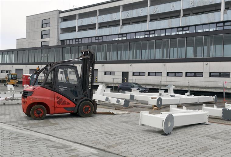 Kreuzfahrtterminal: Die neuen gläsernen Röhren kommen Ein Gabelstapler auf der Kaje.