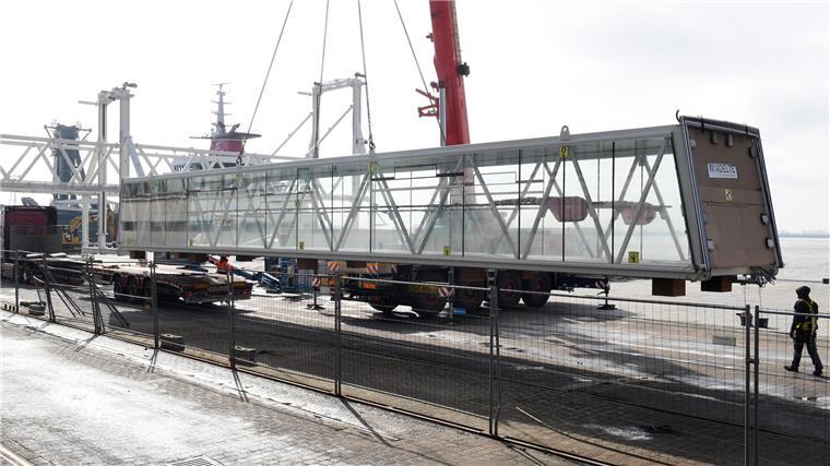 Kreuzfahrten - eine Erfolgsgeschichte für Bremerhaven Auf der Columbuskaje wird der gläserne Tunnel in die neue Gangway eingehängt. Im April soll die Anlage in Betrieb genommen werden.