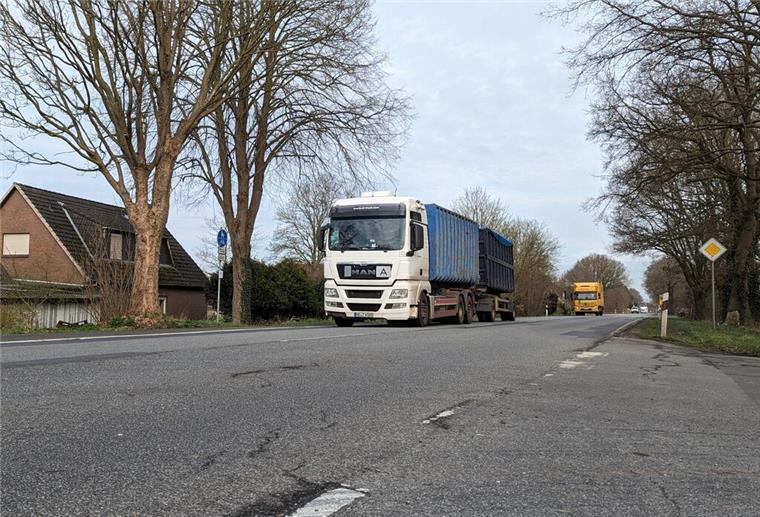 A27-Umleitung: Aufhebung des Sonntagsfahrverbots kommt doch Auf der ehemaligen Bundesstraße 6 fahren Lkw.