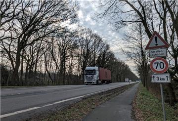 Die ehemalige Bundesstraße 6 ist eine der empfohlenen Umleitungsstrecken für Großraum- und Schwertransporte.
