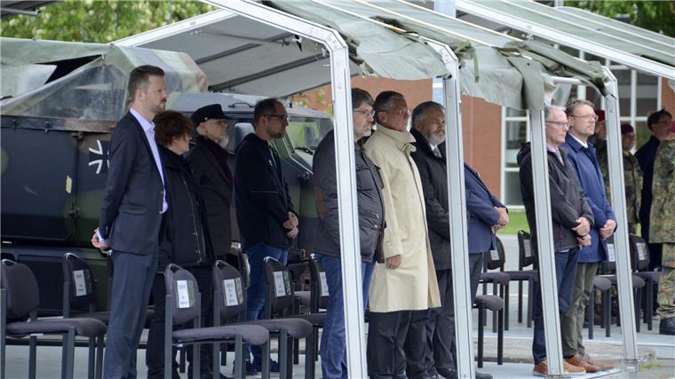 Inspekteur verleiht Seedorfer Fallschirmjägern das Fahnenband „Einsatz“ Auf der Ehrentribüne schauten auch Vertreter der benachbarten Kommunen zu.