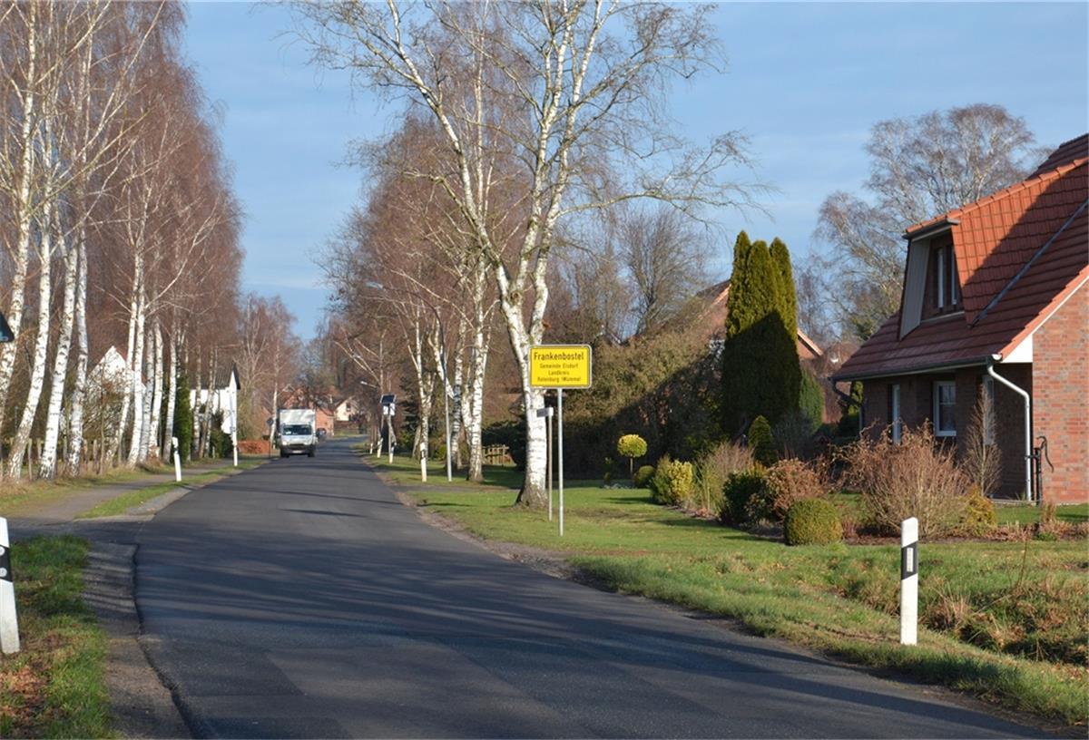 Mit Tempo 102 durchs Dorf Ein Kleintransporter fährt auf einer Dorfstraße an Wohnhäusern vorbei