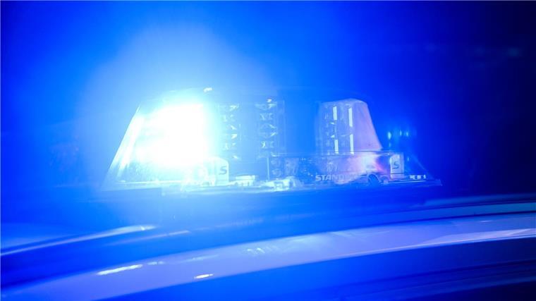 Verfolgungsfahrt in Delmenhorst endet mit Unfall Auf der Flucht vor der Polizei rammt ein 22-Jähriger mit einem Auto einen Zaun und kollidiert schließlich frontal mit einem Baum. (Symbolbild)