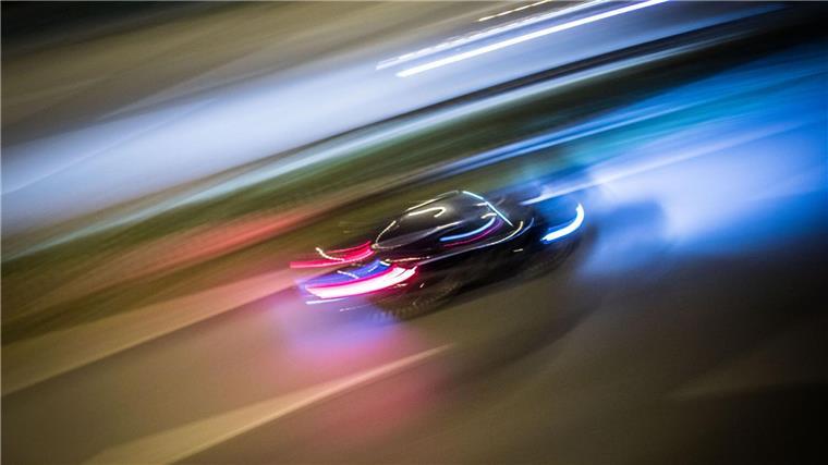 Freund stirbt bei Flucht vor Polizei - „Ich war am Boden“ Auf der Flucht vor der Polizei stirbt der Beifahrer, nun steht der Autofahrer vor Gericht.