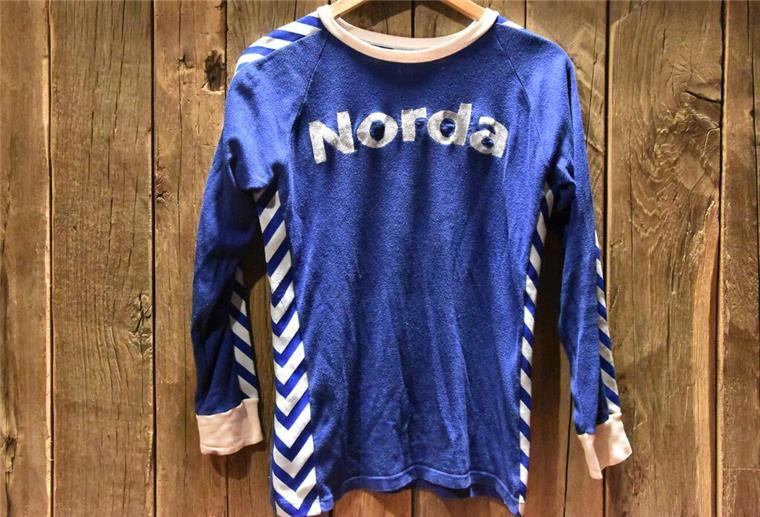 Hinweise gesucht: Wer kennt dieses legendäre Werder-Trikot? Frontansicht des Trikots.