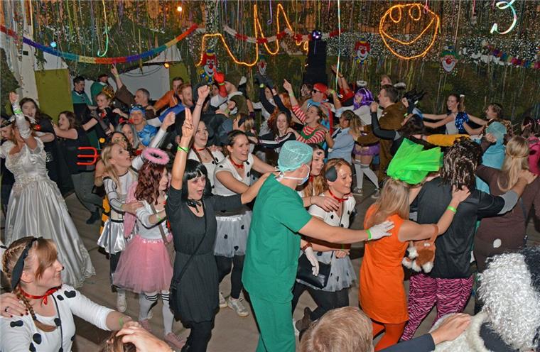 In Zeven feiern Engel mit Vampiren Sockenball Auf der für den nächtlichen Sockenball verkleinerten Tanzfläche in der TuS-Vereinsturnhalle herrschte zeitweise reges Treiben.