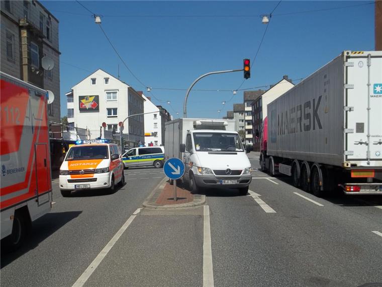 Radfahrer fährt bei Rot und kracht in Geestemünde gegen Laster Auf der Georgstraße gab es einen Unfall mit einem Laster.
