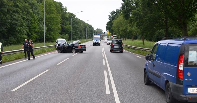 Bremerhaven: Frontalzusammenstoß sorgt für langen Stau Auf der Grimsbystraße in Bremerhaven kam es zu einem Frontalzusammenstoß.