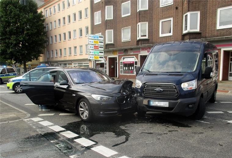 Auf der Hafenstraße ist ein Auto mit einem Lieferwagen zusammengestoßen.
