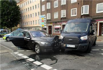 Auf der Hafenstraße ist ein Auto mit einem Lieferwagen zusammengestoßen.