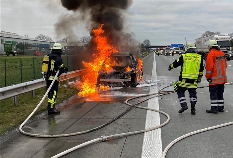 Sittensen: Geländewagen brennt auf der Autobahn völlig aus Auf der Hansalinie A 1, Fahrtrichtung Bremen, zwischen Sittensen und Elsdorf geriet am Mittwochnachmittag ein Geländewagen in Brand. Zahlreiche Feuerwehrleute löschten.