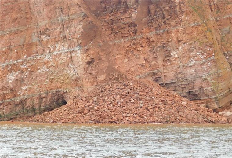 Helgoland: Felsbrocken bricht von Küste ab - Sorge um die Insel Auf der Insel Helgoland ist in der Nacht zu Freitag ein großes Stück Felsen abgebrochen.