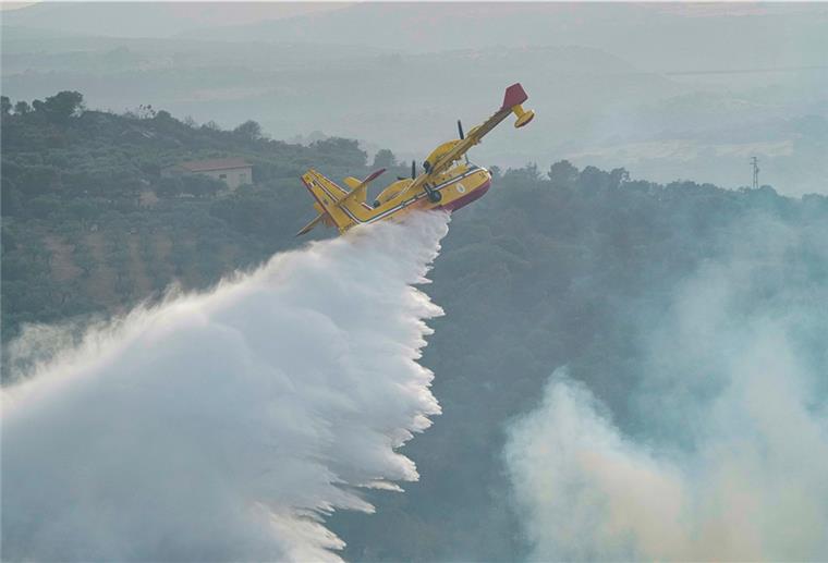 Italien kämpft gegen Hunderte Waldbrände Ein Canadair-Flugzeug wirft Wasser ab, um ein Feuer in der Nähe von Oristano auf der Insel Sardinien zu löschen.