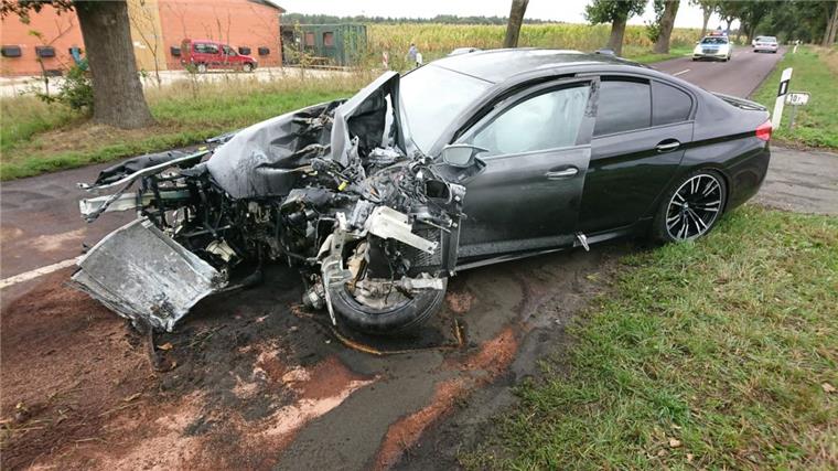Auto prallt in Geestland gegen Baum Auf der K60 in Geestland hat es am Donnerstagnachmittag gekracht.