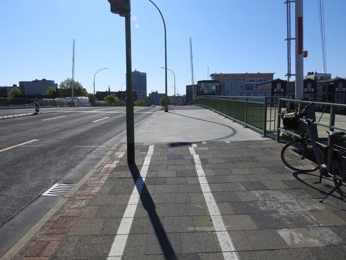 Bremerhaven: Test-Radfahrstreifen für die Kennedybrücke kommt Auf der Kennedybrücke in Bremerhaven soll eine gelbe Linie aufgetragen werden, um optisch den Bereich für Fußgänger und Radfahrer für eine Übergangszeit zu trennen. Spätestens 2020 soll für eine einjährige Testphase auf der Fahrbahn ein Fahrradstreifen angelegt werden.