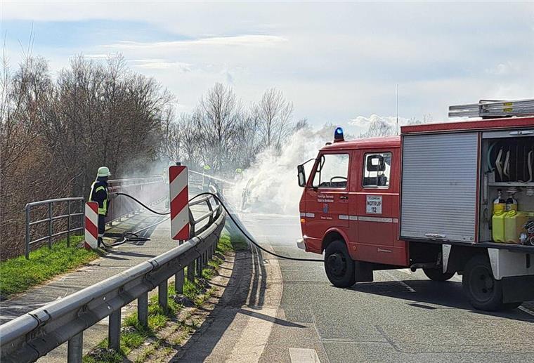(Mit Video) Sperrung auf der A27-Umleitung: Pkw fängt Feuer und brennt komplett aus Auf der Kreisstraße 51 an der Anschlussstelle Hagen hat ein Pkw feuer gefangen.