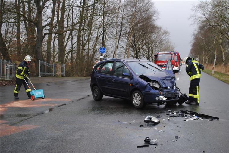 Schlimmer Unfall bei Sandstedt: Zwei Schwerverletzte Auf der Kreisstraße 51 zwischen der Ortschaft Sandstedt und der Auffahrt zur Autobahn A 27 sind im Bereich Sandstedtermoor zwei Fahrzeuge zusammengestoßen.