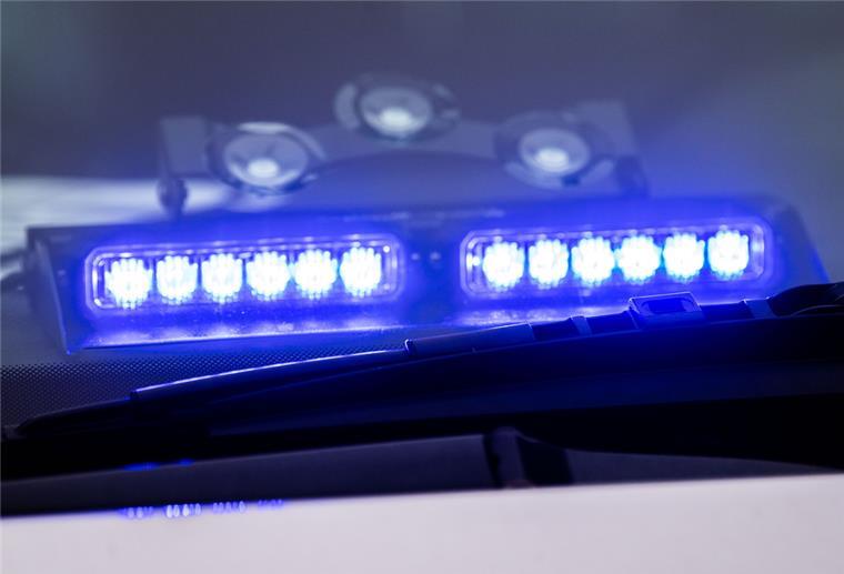 Unfall auf Kreisstraße 68 - Motorradfahrer schwer verletzt Ein Blaulicht ist unter der Frontscheibe eines Einsatzfahrzeugs der Polizei angebracht.