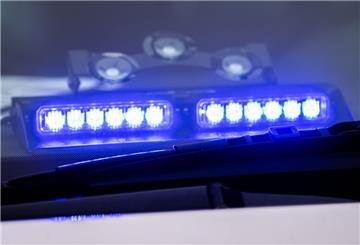 Ein Blaulicht ist unter der Frontscheibe eines Einsatzfahrzeugs der Polizei angebracht.