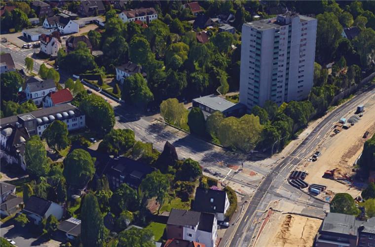 Mitten auf der Kreuzung: Lkw kracht auf Cherbourger Straße in Auto Auf der Kreuzung Wurster Straße / Cherbourger Straße ist am Montagabend ein Lastwagen mit einem Auto zusammengestoßen.
