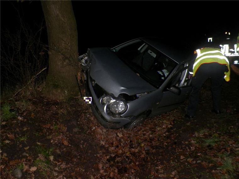 Geestland: Auto prallt gegen Baum Auf der L118 zwischen Neuenwalde und Krempel (Geestland) ist ein Auto gegen einen Baum geprallt.