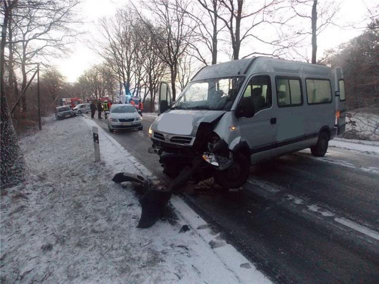 Cuxland: Viele Unfälle wegen Glatteis in der Region Auf der L120 zwischen Bad Bederkesa und Drangstedt waren gleich vier Fahrzeuge in einen Unfall verwickelt.