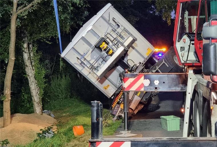 Auf der Landesstraße 118 bei Wanna kippte am Samstagabend ein mit 20 Tonnen beladener Anhänger um und verlor seine Ladung.