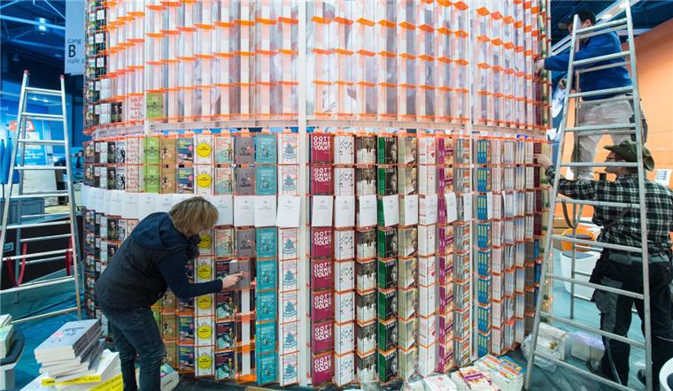 Die Leipziger Buchmesse gibt sich politisch Auf der Leipziger Buchmesse werden die Neuerscheinungen dieses Frühjahrs vorgestellt. Da haben die Verlagsmitarbeiter gut zu tun, um die Regale zu bestücken.