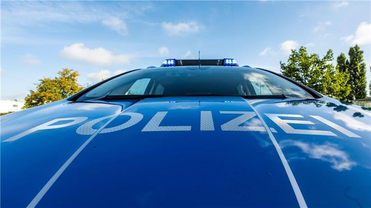 Reifen prallt in Motorrad: 32-Jähriger schwer verletzt Auf der Motorhaube eines Streifenwagens steht der Schriftzug „Polizei“.