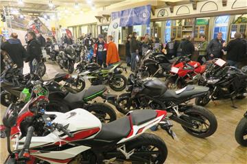 Auf der Motorradmesse werden Neuheiten gezeigt und Fachgespräche geführt. 