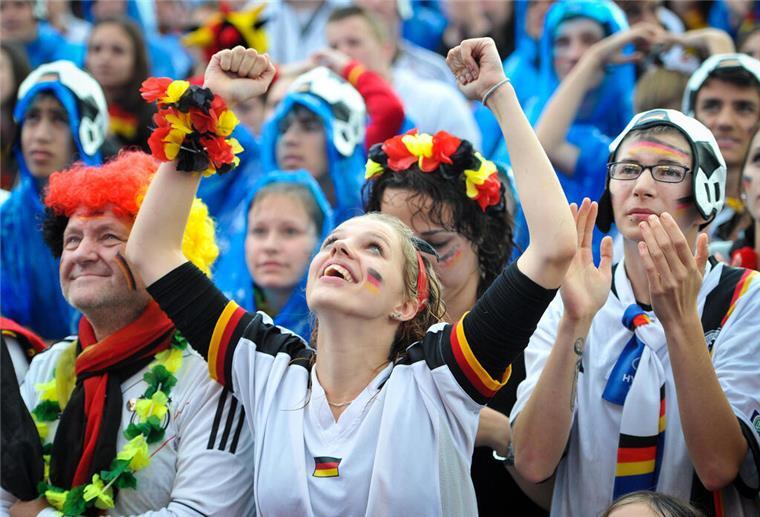 Sommermärchen-Vibes: Diese 10 Songs machen so richtig Bock auf die EM Fußball-Fans