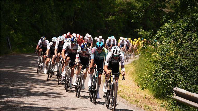 Giro: Topfavorit Roglic stürzt und verliert viel Zeit Auf der neunten Giro-Etappen ging es über die Schotterpisten.