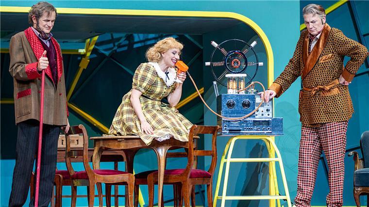 Premiere im Stadttheater Bremerhaven: Riesenapplaus für „My fair Lady“ Auf der noch vergeblichen Suche nach dem H: Die Sprechübungen überfordern Eliza (Victoria Kunze), hier mit Oberst Pickering (Kay Krause) und Prof. Henry Higgins (Dirk Böhling).