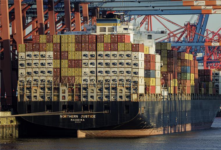 So steht‘s um den Schiffsstau auf der Nordsee Das Containerschiff „Northern Justice“ liegt zur Abfertigung an den Terminals im Hamburger Hafen.