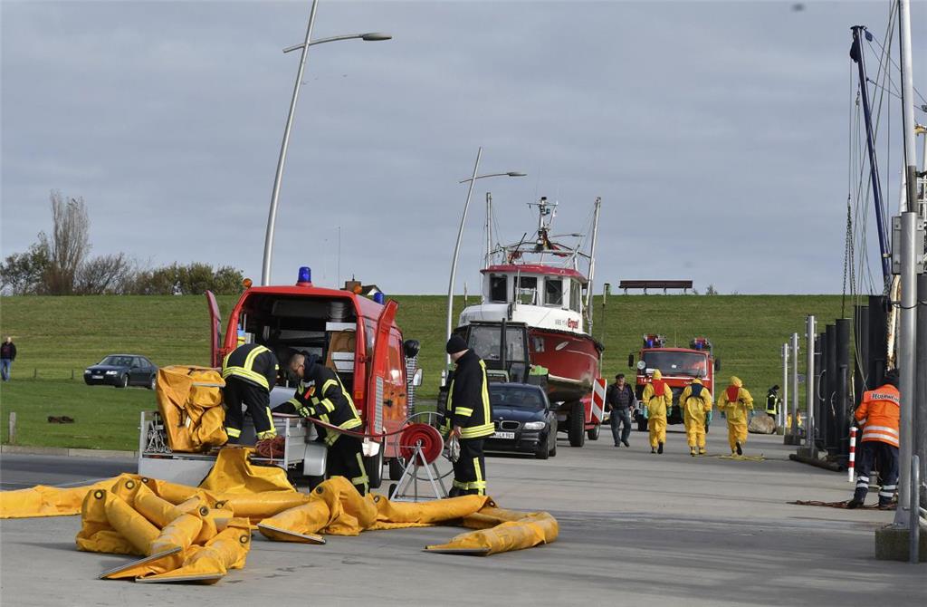 Auf der Nordseite der Wremer Pier wurden die Ölsperren nach der Übung wieder ein...