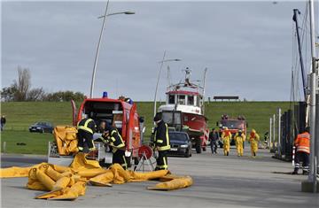 Auf der Nordseite der Wremer Pier wurden die Ölsperren nach der Übung wieder ein...