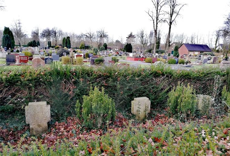Auf der östlichen Seite des Braker Friedhofs, zur Dungenstraße hin, befinden sich die Kriegsgräber.