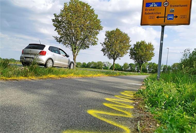 Er fuhr betrunken eine Frau tot: Raser muss nach Unfall in Nordenham ins Gefängnis Auf der Oldenburger Straße in Richtung Ellwürden verlor der Angeklagte am 15. Mai 2022 mit weit überhöhter Geschwindigkeit die Kontrolle über sein Fahrzeug und überfuhr mehrere Leitpfosten, bevor es zum Unfall kam.