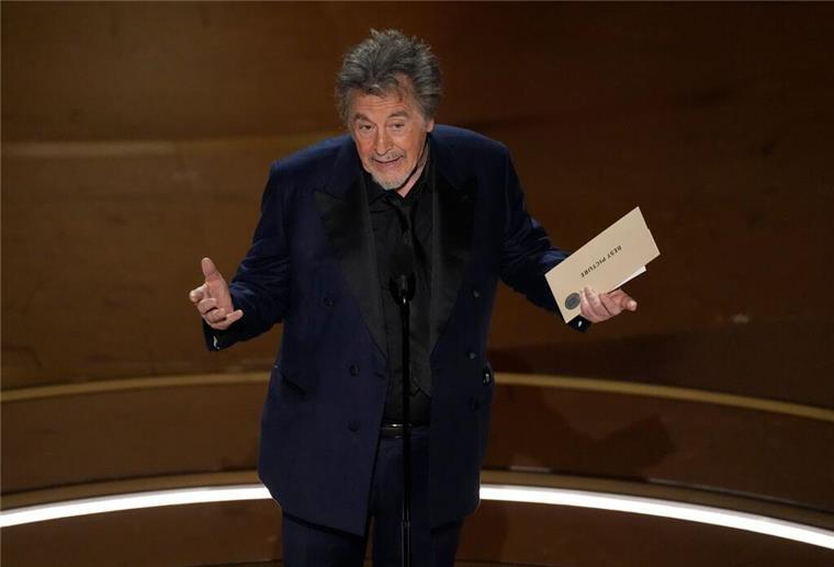Al Pacino mit 85 - alter Papa mit vielen Rollen Auf der Oscar-Bühne stand Pacino noch 2024 im Rampenlicht, als er am Ende der Gala die Trophäe für den Spitzenfilm „Oppenheimer“ aushändigte.