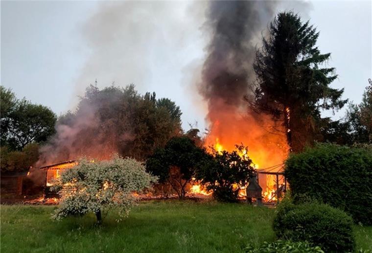 Bremerhaven: Feuer zerstört Gartenlaube und Nebenbauten Auf der Parzelle brennen die Gartenlaube mit den zwei Nebenbauten.