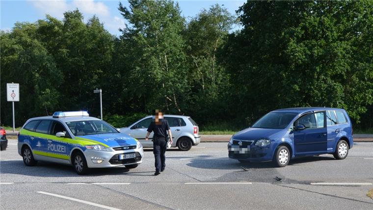 Bremerhaven: Autofahrer kracht auf der Poristraße in den Gegenverkehr Auf der Poristraße in Bremerhaven-Surheide sind zwei Autos zusammengestoßen.