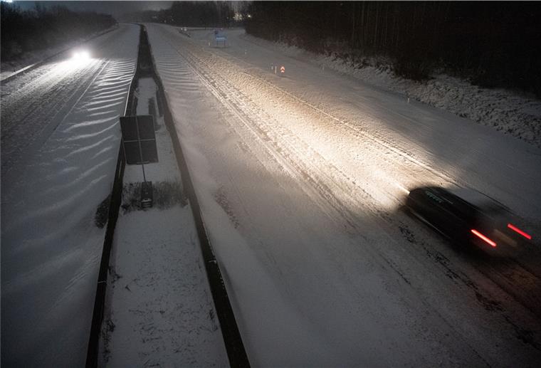 So hart trifft der Schneesturm die Mitte Deutschlands Zwei Autos fahren über die schneebedeckte A2.