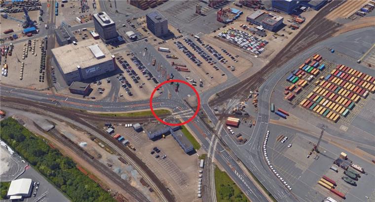 Bremerhaven: Radfahrerin wird angefahren - Arm gebrochen Auf der Senator-Borttscheller-Straße im Überseehafen in Bremerhaven ist am Dienstagabend eine Radfahrerin angefahren worden.