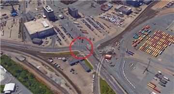 Auf der Senator-Borttscheller-Straße im Überseehafen in Bremerhaven ist am Dienstagabend eine Radfahrerin angefahren worden.