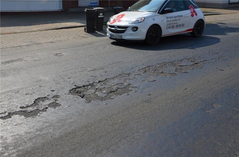 Hitze lässt den Asphalt auf manchen Straßen in der Wesermarsch schmelzen Auf der Stollhammer Ortsdurchfahrt hat sich der Asphalt durch die Hitze gelöst
