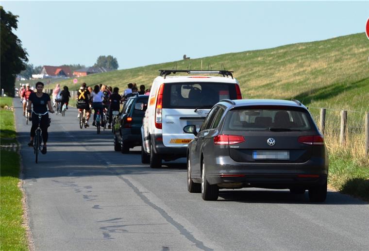 Auf der Straße Am Deich entstehen in Spitzenzeiten immer wieder brenzlige Situationen, wie dieses Bild aus dem September 2018 zeigt. Das soll bald der Vergangenheit angehören.