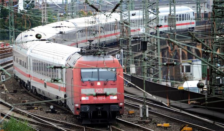 Auf der Strecke Osnabrück-Bremen soll ein IC (Symbolfoto) beschossen worden sein. Nun steht er in Diepholz.