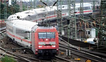 Auf der Strecke Osnabrück-Bremen soll ein IC (Symbolfoto) beschossen worden sein. Nun steht er in Diepholz.